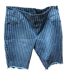 NWT DG2 by Diane Gilman Denim Frayed Hem Pull‎ Up Shorts